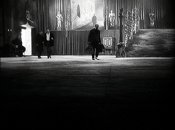 『アッシャー家の末裔』　1928　約6分：玄関広間