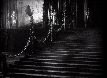 『アッシャー家の末裔』　1928　約31分：玄関広間の階段