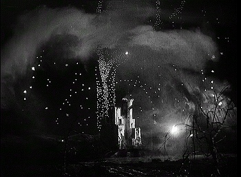 『アッシャー家の末裔』　1928　約38分：館の全景と星の滝