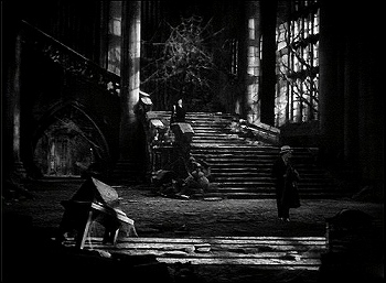 『魔人ドラキュラ』 1931、約9分：玄関広間と大階段