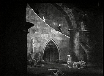 『魔人ドラキュラ』 1931、約1時間9分：カーファックス修道院の階段