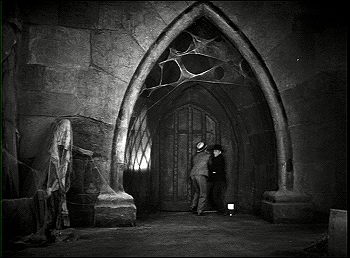 『魔人ドラキュラ』 1931、約1時間10分：カーファックス修道院、地下室への扉