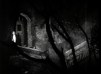 『魔人ドラキュラ・スペイン語版』 1931、約21分：寝室、窓を開けた先の下方