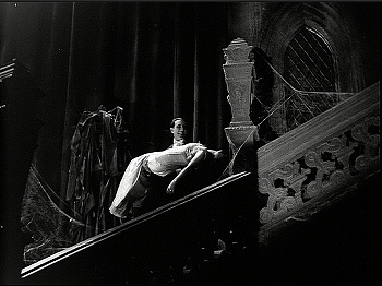 『魔人ドラキュラ・スペイン語版』 1931、約1時間35分：修道院、もう一つの大階段、やや接近して仰角で