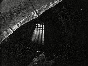 『魔人ドラキュラ・スペイン語版』 1931、約1時間39分：修道院、地下室、射しこむ朝日