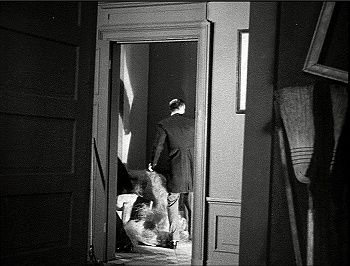 『フランケンシュタイン』 1931、約54分：館、二階の一室、扉越しに