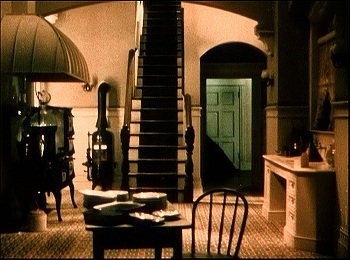 『ドクターX』  1932、約33分：別荘、勝手口から入った先の部屋