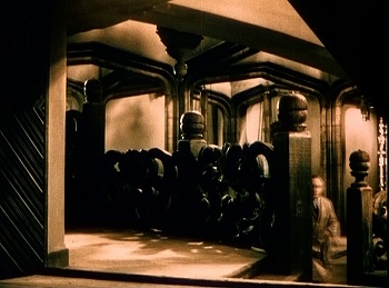 『ドクターX』  1932、約48分：中3階回廊