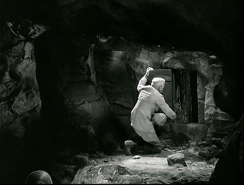 『成吉斯汗の仮面』 1932、約43分：地下通路(1)