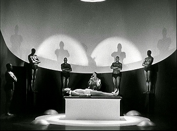 『成吉斯汗の仮面』 1932、約45分：手術室
