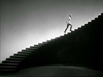 『成吉斯汗の仮面』 1932、約1時間3分：手術室への湾曲階段