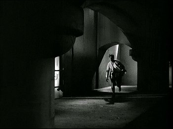 『成吉斯汗の仮面』 1932、約1時間5分：集会場への廊下(1)