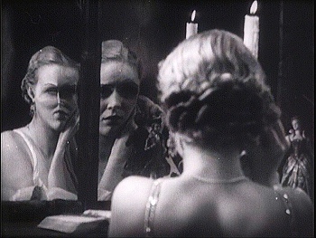 『魔の家』 1932、約16分：ひずんだ鏡像
