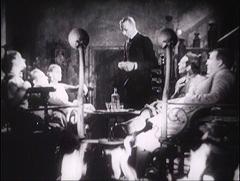『魔の家』 1932、約26分：暖炉の奥から