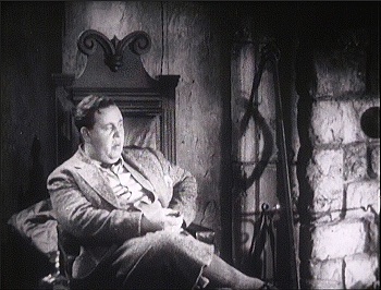 『魔の家』 1932、約28分：暖炉の脇