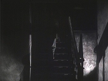 『魔の家』 1932、約35分：中2階踊り場から左への階段