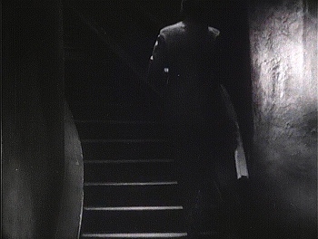 『魔の家』 1932、約37分：中3階から上への湾曲した階段