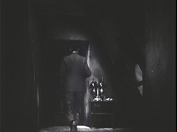 『魔の家』 1932、約37分：3階ないし屋根裏の廊下