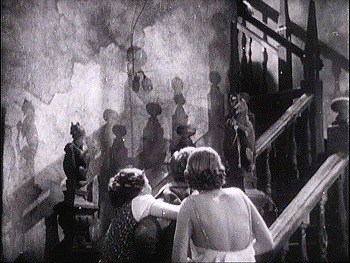 『魔の家』 1932、約57分：玄関向かいの階段