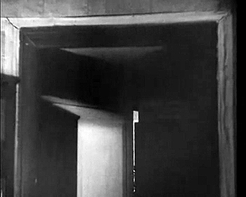 『吸血鬼』 1932、約51分：第2の館、扉と呼び掛け