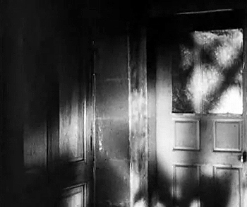 『吸血鬼』 1932、約55分：夢の中、第1の館、二つの扉