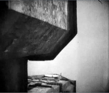 『吸血鬼』 1932、約1時間2分：柩の中から見上げた建物