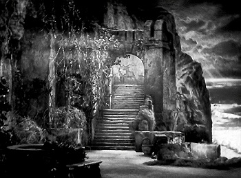 『恐怖城』 1932、約38分：城と海岸を結ぶ階段、テラス状の踊り場