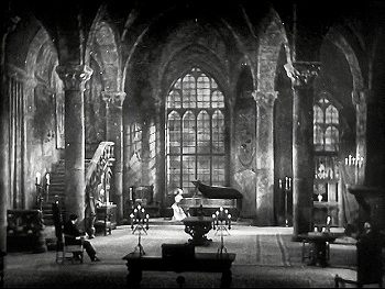 『恐怖城』 1932、約38分：城の大広間