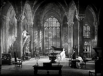 『恐怖城』 1932、約1時間1分：大広間を走り抜ける花嫁