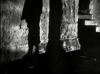 『恐怖城』 1932、約1時間3分：テラス状踊り場への通路