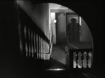 『月光石』 1933、約2分：アガの下宿への入口