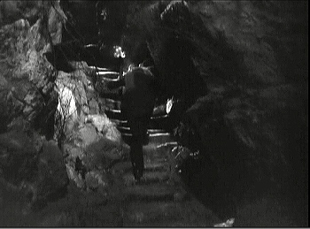 『月光石』 1933、約17分：霊廟脇の階段