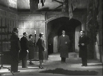 『月光石』 1933、約42分：玄関広間、階段側から見た玄関側