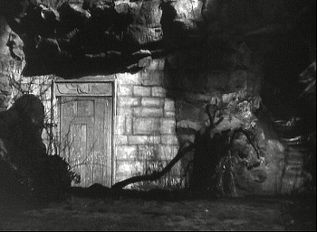 『月光石』 1933、約48分：霊廟、入口附近