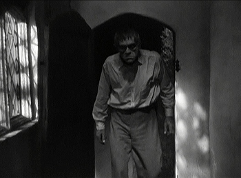 『月光石』 1933、約59分：螺旋階段を途中で降りた先の廊下
