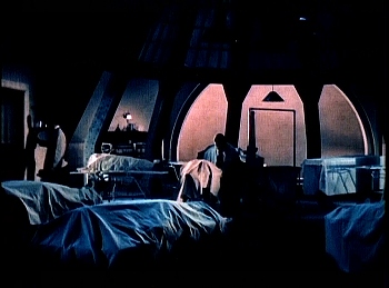 『肉の蝋人形』 1933、約14分：屍体安置所
