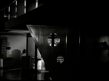 『黒猫』 1934、約10分：階段広間、台形状仕切り