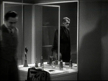 『黒猫』 1934、約14分：客室、三面鏡
