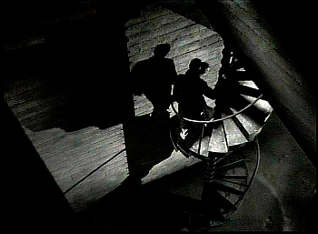 『黒猫』 1934、約29分：地下への螺旋階段、俯瞰