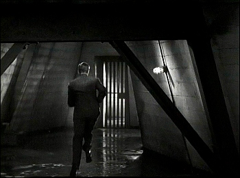 『黒猫』 1934、約1時間1分：地下、通路