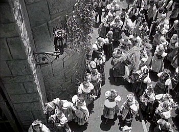 『古城の扉』 1935、約1分：城、玄関前、俯瞰