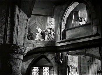 『古城の扉』 1935、約1分：広間の階段をあがったあたり