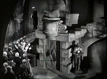 『古城の扉』 1935、約2分：広間の階段