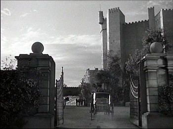 『古城の扉』 1935、約10分：城、外観