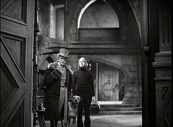 『古城の扉』 1935、約11分：書斎から広間をはさんで玄関の方