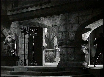 『古城の扉』 1935、約14分：玄関の手前
