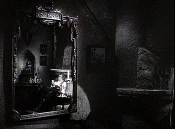 『古城の扉』 1935、約19分：階段上の部屋（左）、鏡つき
