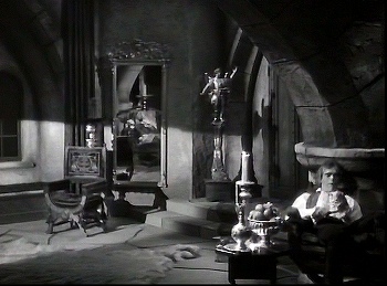 『古城の扉』 1935、約20分：階段上の部屋（右）、鏡つき