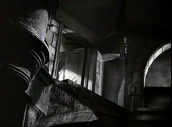 『古城の扉』 1935、約22分：階段上の部屋の扉、仰視