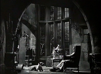 『古城の扉』 1935、約23分：庭に面した居間
